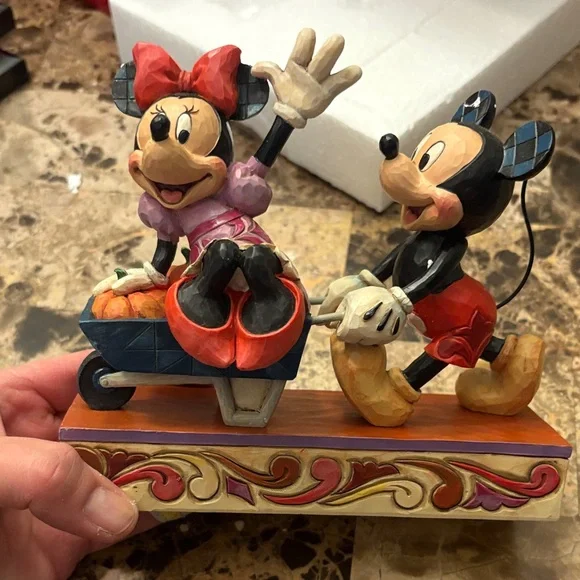 Jim Shore, Mickey and Minnie , picking pumpkins together - Picture 1 of 8